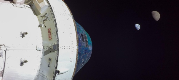 Zdjęcie Oriona na tle Ziemi i Księżyca podczas misji Artemis I | Image credit: NASA