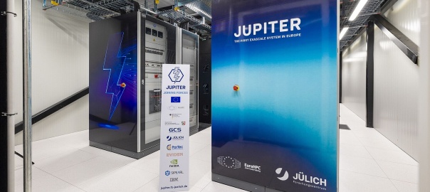 Superkomputer JUPITER w Forschungszentrum Jülich | Fot. by Forschungszentrum Jülich / Sascha Kreklau - Forschungszentrum Jülich, CC BY 4.0, https://commons.wikimedia.org/w/index.php?curid=170222420 