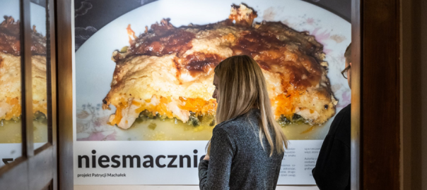 Wernisaż wystawy związanej z projektem „Niesmacznie” Patrycji Machałek | fot. Paulina Bajorowicz