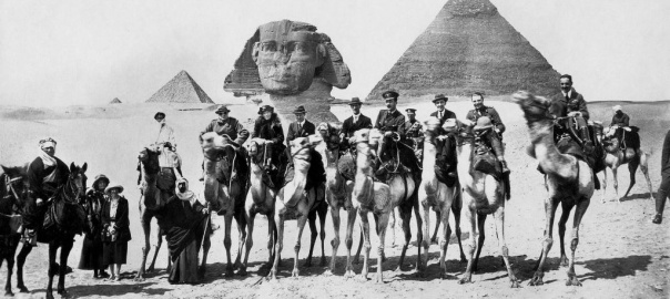 Gertrude Bell pomiędzy Winstonem Churchillem a T.E. Lawrencem podczas konferencji w Kairze 20 marca 1921 roku | Fot. George M. Gergoulas / Newcastle University Library, domena publiczna (Wikimedia Commons)