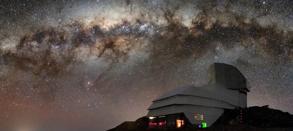 Nocny widon  na górę, na szczycie której stoi Obserwatorium im. Very C. Rubin, na niebie widać Drogę Mleczną | Image credit: Rubin Observatory/NSF/AURA/B. Quint