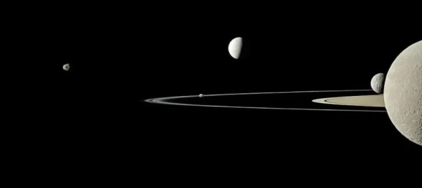 Saturn i kilka najbliższych księżyców na tle pierścieni planety | Image credit: NASA