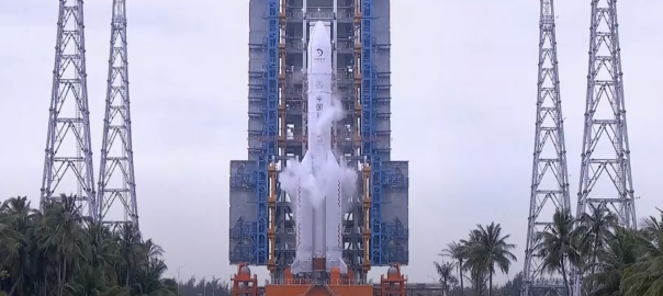 Start rakiety Long March 5 | fot. zrzut z ekranu streamingu podczas startu https://youtu.be/eMv9bws0NxU) 